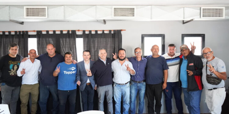 SAN NICOLÁS: FERNANDO GRAY SE REUNIÓ CON DIRIGENTES DE LA UOCRA Y DEL PERONISMO LOCAL