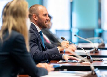 GUZMÁN VIAJA A EUROPA: BUSCA APOYO PARA NEGOCIAR CON EL FMI Y REESTRUCTURAR LA DEUDA CON EL CLUB DE PARÍS