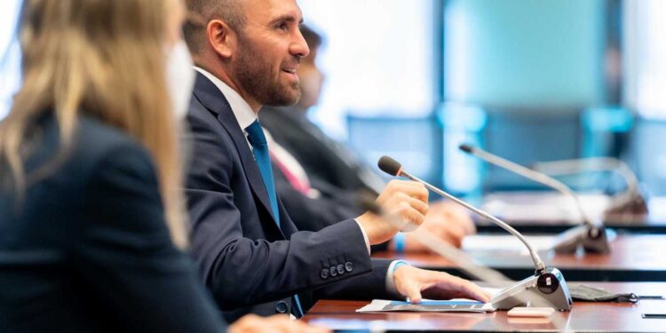 GUZMÁN VIAJA A EUROPA: BUSCA APOYO PARA NEGOCIAR CON EL FMI Y REESTRUCTURAR LA DEUDA CON EL CLUB DE PARÍS