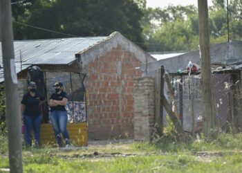 FAMILIARES Y VECINOS BUSCAN A TEHUEL EN DESCAMPADOS CERCANOS A LA CASA DEL DETENIDO