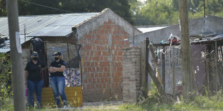 FAMILIARES Y VECINOS BUSCAN A TEHUEL EN DESCAMPADOS CERCANOS A LA CASA DEL DETENIDO