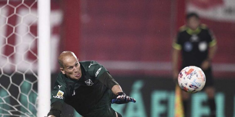SOSA SALVÓ A INDEPENDIENTE: LE ATAJÓ UN PENAL SOBRE LA HORA A VILLA Y EL CLÁSICO CON BOCA TERMINÓ 1 A 1 EN AVELLANEDA