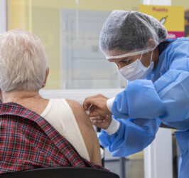 MAÑANA EMPIEZA EN LA CIUDAD LA VACUNACIÓN A ADULTOS MAYORES DE 75 AÑOS: SE ENTREGARON 10 MIL TURNOS