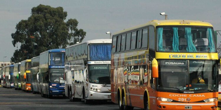 DICTAN CONCILIACIÓN EN CONFLICTO CON CHOFERES DE MICROS DE LARGA DISTANCIA, ANTES DEL INICIO DE UN PARO