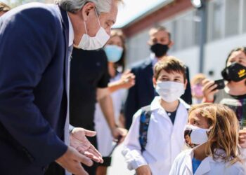 MIENTRAS TROTTA BUSCA MANTENER LA PRESENCIALIDAD, LOS GREMIOS DOCENTES HACEN PARO PARA SUSPENDER LAS CLASES EN LA CIUDAD