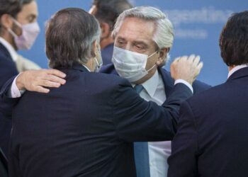 ALBERTO FERNÁNDEZ EVOLUCIONA «EN FORMA FAVORABLE, CON SIGNOS VITALES DENTRO DE PARÁMETROS NORMALES»
