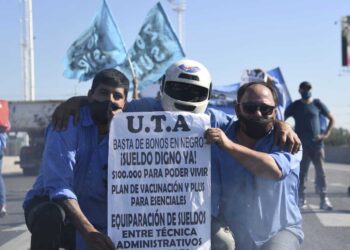 CHOFERES DE COLECTIVOS REALIZABAN UN CORTE EN PUENTE DE LA NORIA