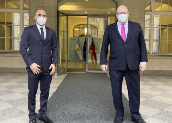 GUZMÁN SE REUNIÓ CON SU PAR ALEMÁN EN EL ARRANQUE DE SU GIRA EUROPEA PARA AVANZAR CON EL FMI Y EL CLUB DE PARÍS