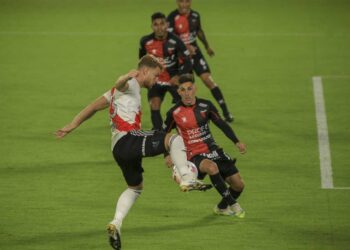 RIVER LE GANÓ 3 A 2 AL LÍDER COLÓN, LO DEJÓ SIN INVICTO Y SE ACOMODÓ EN LA ZONA A