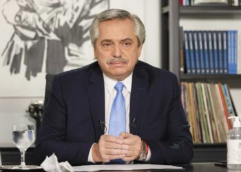 ALBERTO FERNÁNDEZ: BONO PARA VULNERABLES, ENOJO CON CIUDAD Y DISIDENCIAS POR SUSPENSIÓN DE CLASES