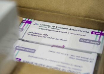 DENUNCIA JUDICIAL CONTRA SIGMAN Y ASTRAZENECA POR COBRAR Y NO TRAER LAS VACUNAS