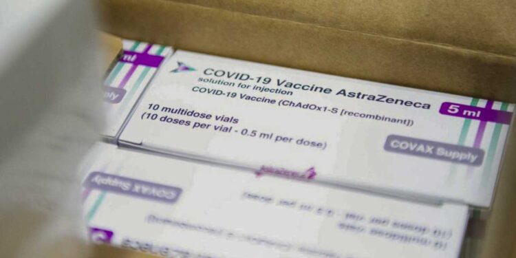 DENUNCIA JUDICIAL CONTRA SIGMAN Y ASTRAZENECA POR COBRAR Y NO TRAER LAS VACUNAS