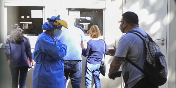 GOLLÁN ADVIRTIÓ POR LA GRAN CANTIDAD DE JÓVENES ENTUBADOS POR COVID-19 EN COMPARACIÓN AL AÑO PASADO