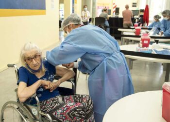 EN EL PRIMER DÍA, 2.451 PERSONAS MAYORES DE 65 AÑOS RECIBIERON LA VACUNA CONTRA EL COVID-19 EN LA CIUDAD