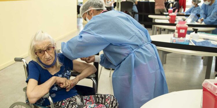 EN EL PRIMER DÍA, 2.451 PERSONAS MAYORES DE 65 AÑOS RECIBIERON LA VACUNA CONTRA EL COVID-19 EN LA CIUDAD