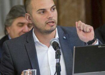 ÁLVAREZ AGIS: «LA ECONOMÍA ESTÁ TODA ROTA Y LA GENTE SE ESTÁ CAGANDO DE HAMBRE»