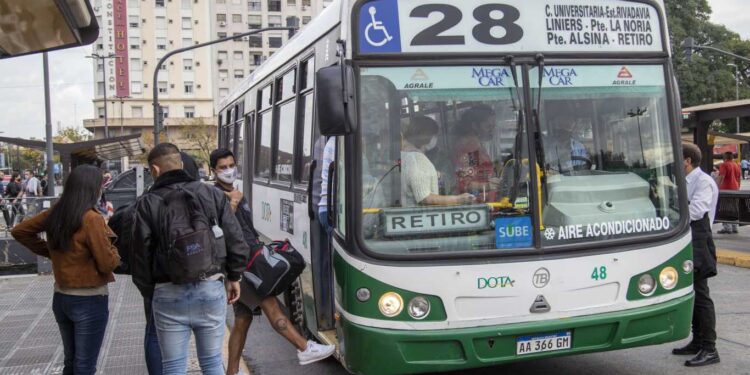 LA CIUDAD REFUERZA EL CONTROL EN EL TRANSPORTE PÚBLICO PARA GARANTIZAR QUE SEA USADO SOLO POR ESENCIALES