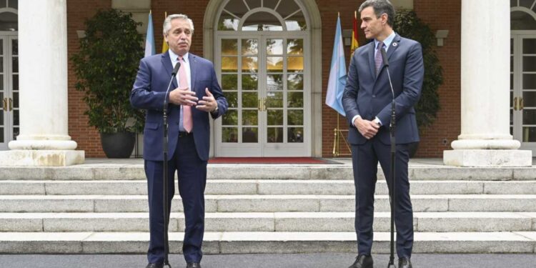 FERNÁNDEZ SE REUNIÓ CON EL REY DE ESPAÑA Y PEDRO SÁNCHEZ, Y RECIBIÓ RESPALDO EN LAS NEGOCIACIONES CON EL FMI