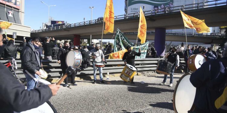 CHOFERES DE MICROS CORTAN LA 9 DE JULIO Y SE SUMAN A LA PROTESTA DE COLECTIVEROS EN LINIERS Y PUENTE PUEYRREDÓN