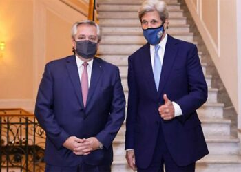 FERNÁNDEZ FINALIZÓ LA GIRA POR EUROPA CON UN ENCUENTRO CON EL ESTADOUNIDENSE JOHN KERRY