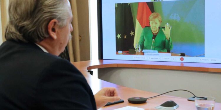 FERNÁNDEZ CONFIRMÓ EL APOYO DE MERKEL EN LA NEGOCIACIÓN CON EL FMI