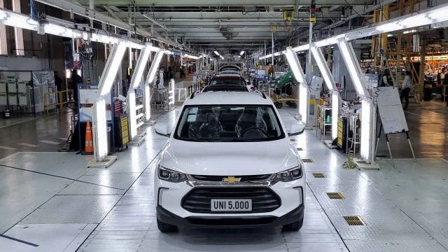Por la caída de exportaciones a Brasil, una automotriz suspende a los operarios un día a la semana
