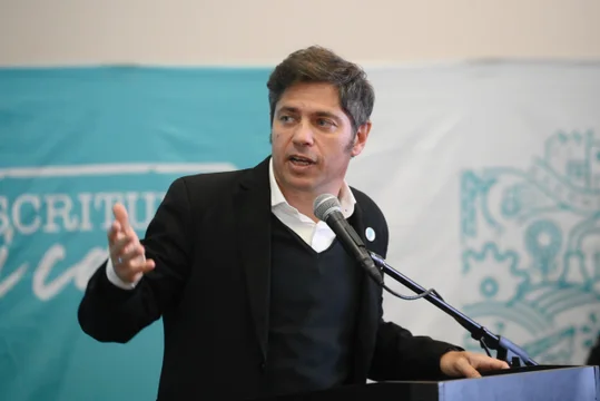 En campaña, Kicillof llamó a no dejarse llevar por el «odio» libertario: «Después le sacan todo a Provincia»