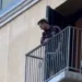 Messi salió al balcón a saludar a los hinchas y generó locura en San José