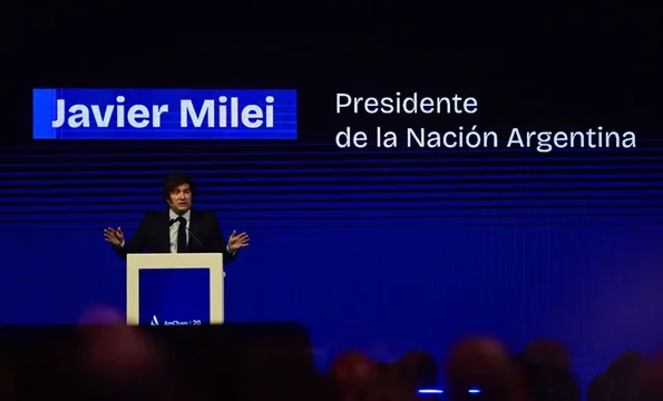 Milei, en AmCham: chanza por la victoria en la Ciudad, palo a la agenda progresista y un contrapunto con Menem