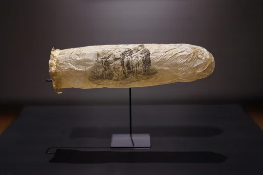 Exhiben un preservativo de hace unos 200 años con la estampa erótica de una monja y tres clérigos