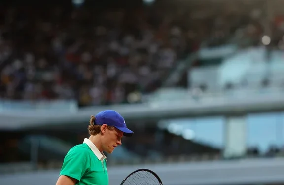 Jannik Sinner barrió a Andrey Rublev y está en cuartos de final de Roland Garros