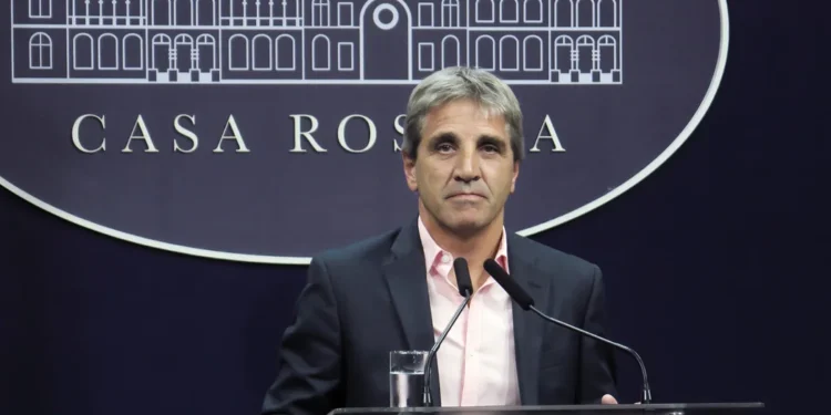 Caputo amenazó a los bancos: “Si insisten con no acatar las normas, habrá que tomar medidas”