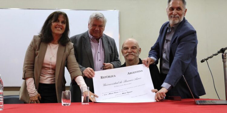 LA UBA LE OTORGÓ EL TÍTULO HONORIS CAUSA A MARTÍN CAPARRÓS