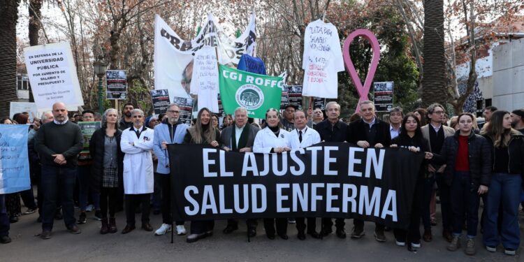 MASIVO ABRAZO SIMBÓLICO EN DEFENSA DEL INSTITUTO ROFFO