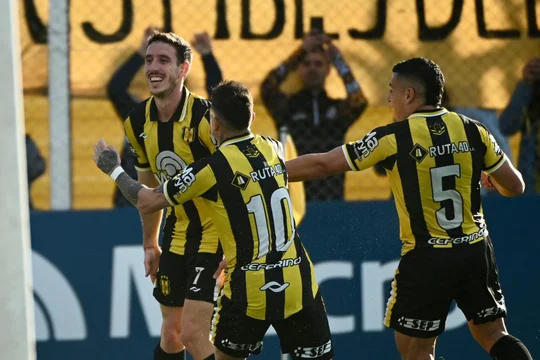 Deportivo Madryn le ganó a San Martín por 3-1 y sigue liderando la zona A de la Primera Nacional