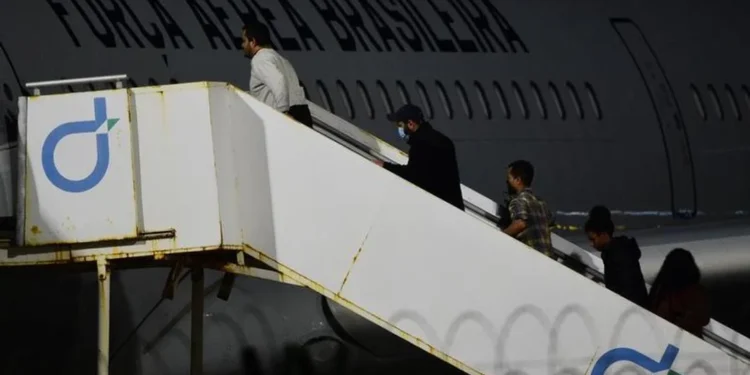 Trump no perdona ni a los argentinos y un grupo de deportados viaja hacia Buenos Aires
