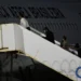 Trump no perdona ni a los argentinos y un grupo de deportados viaja hacia Buenos Aires