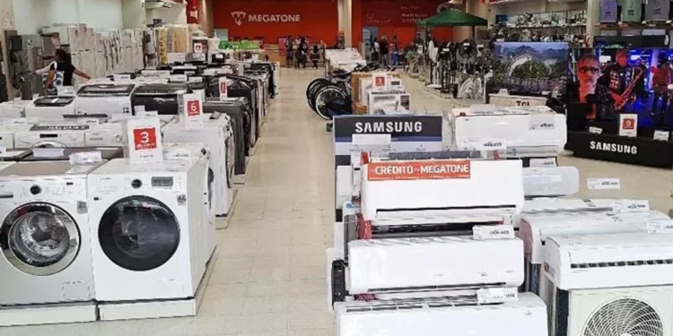 Retails liderados desde Tierra del Fuego desafían las tasas siderales de Luis Caputo y descuentan hasta 45%