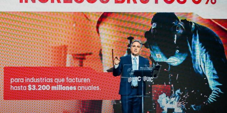 Llaryora reduce a 0 Ingresos Brutos a la Industria