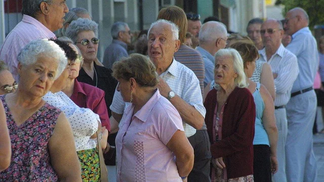 Alerta a los que están cerca de la edad de jubilarse: se analiza el aumento de los años de aportes