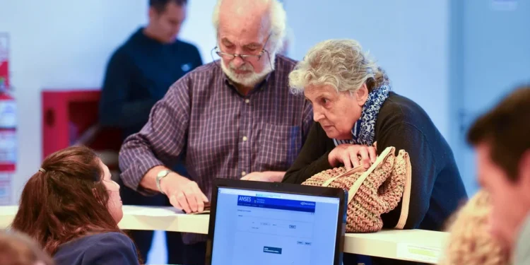 Jubilados: oficializan el bono de $70.000 para noviembre y el haber inicial supera los $400.000