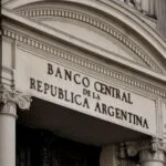 El crédito bancario al sector privado frena 17 meses de expansión: la cautela electoral impulsa la demanda de financiamiento digital flexible