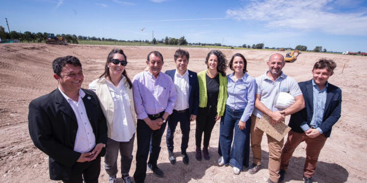 Axel Kicillof recorrió la obra de saneamiento del basural de Benito Juárez