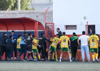 Brutal agresión de jugadores a un árbitro y a un asistente