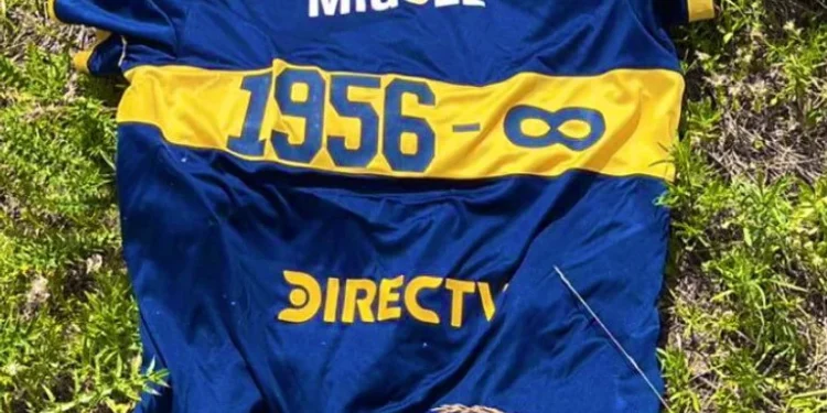 La camiseta de Boca por el homenaje a Miguel Ángel Russo cayó en un remoto pueblo uruguayo