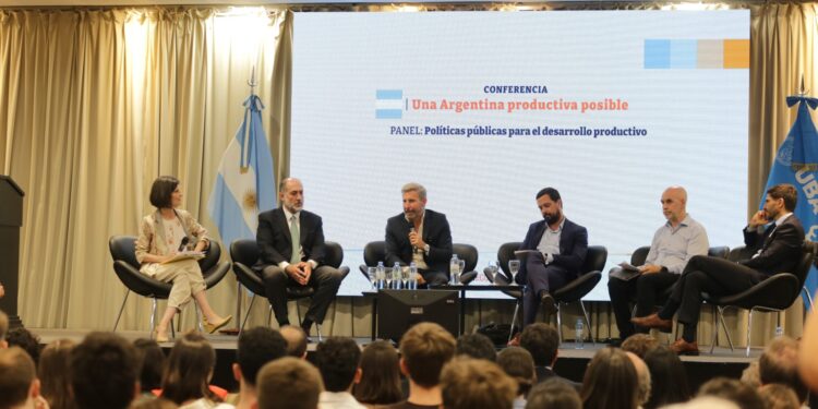 GOBERNADORES Y FUNCIONARIOS DEL GOBIERNO NACIONAL DEBATIERON POR PRIMERA VEZ EN LA FACULTAD DE CIENCIAS ECONÓMICAS DE LA UBA