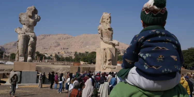 Egipto reubica dos estatuas colosales de Amenhotep III tras dos décadas de restauración