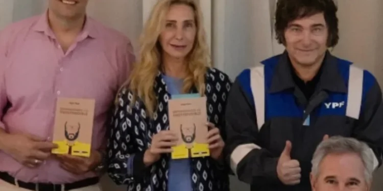De qué trata “Defendiendo lo indefendible”, el libro que Milei regaló a sus funcionarios
