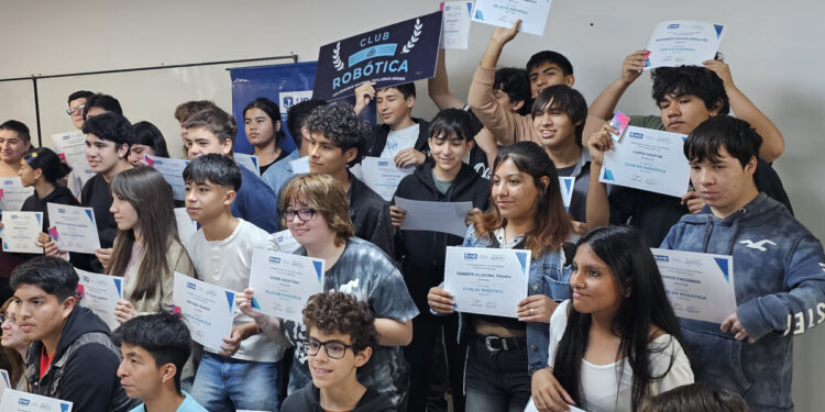 Hay futuro: más de 70 jóvenes presentaron sus proyectos en el cierre del año del Club de Robótica