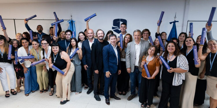 «Cambiaron mi realidad»: la emoción de los nuevos egresados en la última entrega de títulos de la UNaB
